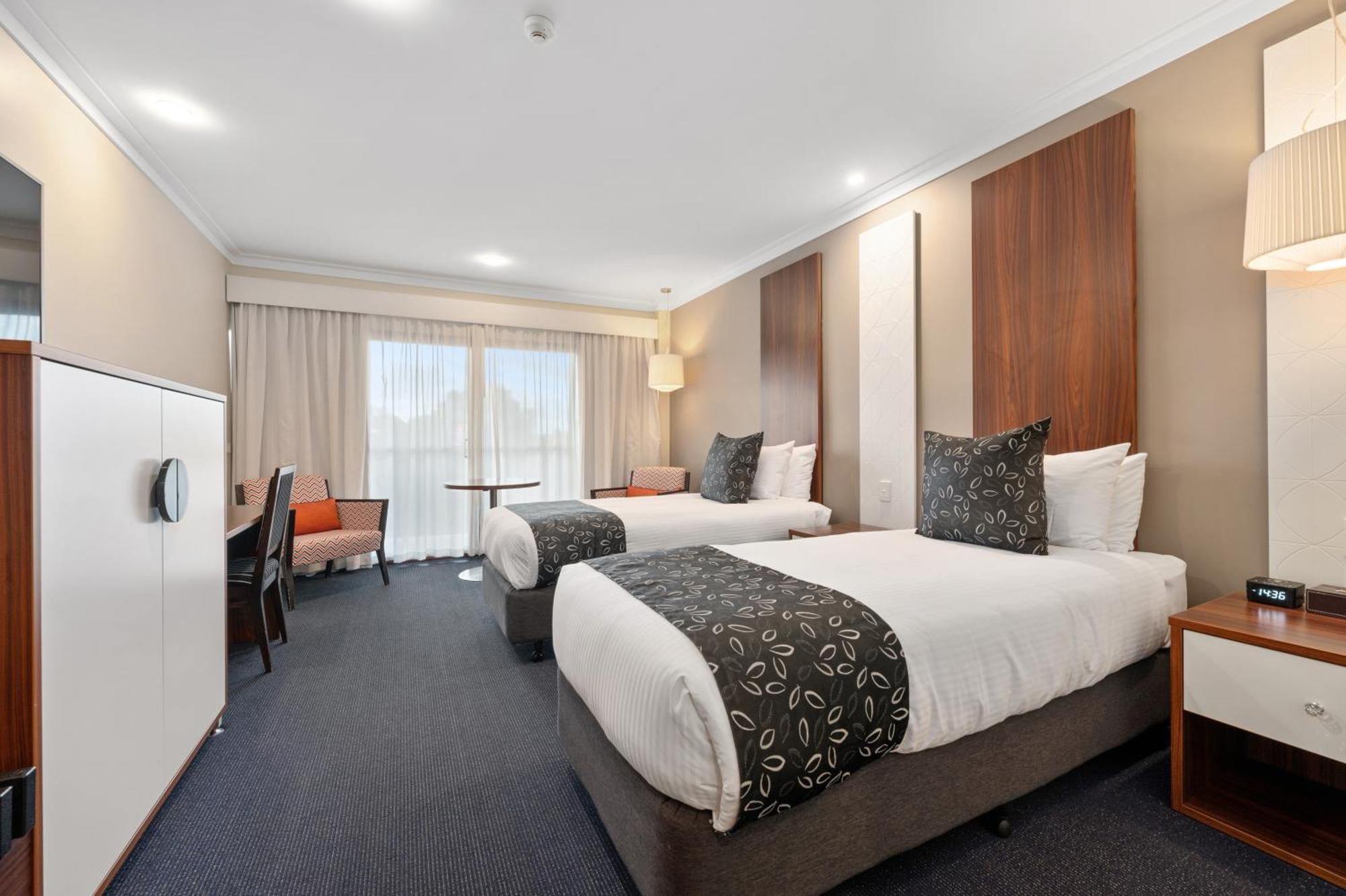 Quality Hotel Taylors Lakes Bagian luar foto
